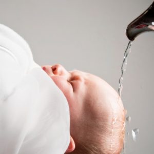 El bautismo, ¿de veras el agua me coloca a mí o a mi hijo en la Iglesia?