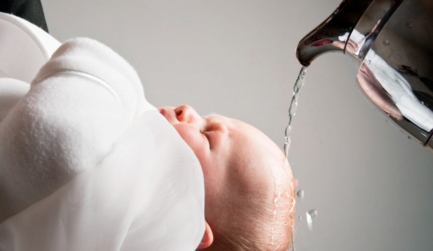 El bautismo, ¿de veras el agua me coloca a mí o a mi hijo en la Iglesia?